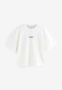 Vit bomull t-shirt med rund halsringning, korta ärmar och "PARIS" tryckt i brunt över bröstet. Avslappnad passform med en mjuk textur.