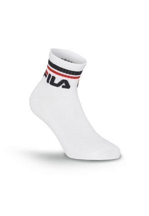 Bílá kotníková ponožka s černými a červenými pruhy na manžetě a černým logem FILA na straně, zobrazena na bílém pozadí.