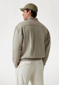 Guess STRETCH COL CAMIONNEUR - Sudadera - grau