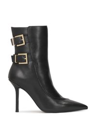 Botină din piele neagră până la gleznă, cu vârf ascuțit și toc stiletto. Prezintă două catarame în ton de aur pe lateral, cu o textură netedă.
