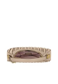 Beige leren handtas met een gewatteerd ontwerp. Gouden hardware accenten en een interne ritsvak. Zachte, gestructureerde afwerking.