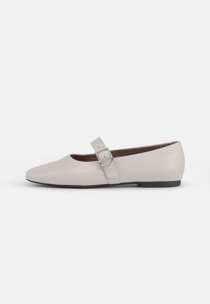 Ballerines en cuir gris clair avec un bout pointu, une sangle réglable à la cheville ornée d'une boucle en argent, et une semelle plate noire.