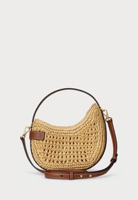 Aucītas salmu rokassomu pusmēness formā ar brūnu ādas siksnu, kurai ir teksturēta virsma un zelta krāsas metāla aizdare.