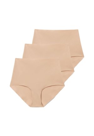 Trzy pary bezszwowej, cielistej damskiej bielizny z wysokim stanem, ułożone w stos z gładkiej tkaniny i z czystymi krawędziami na białym tle.