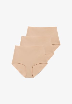 Trzy pary bezszwowej, cielistej damskiej bielizny z wysokim stanem, ułożone w stos z gładkiej tkaniny i z czystymi krawędziami na białym tle.