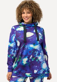 Sudadera púrpura con patrones abstractos en azul y verde, cordones negros, un alto cuello y un diseño de corte relajado. Tejido suave y elástico.