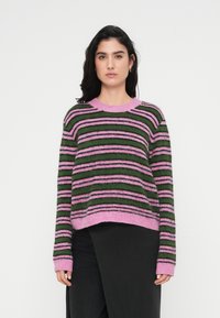 Ριγέ πουλόβερ σε πράσινο, ροζ και μαύρο. Διαθέτει στρογγυλή λαιμόκοψη, μακριά μανίκια και άνετη εφαρμογή με απαλό ύφασμα.