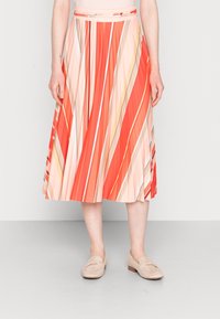 Faltender Midirock mit diagonalen Streifen in Rot, Pfirsich und Beige. Leichter Stoff und elastischer Bund für einen bequemen Sitz.