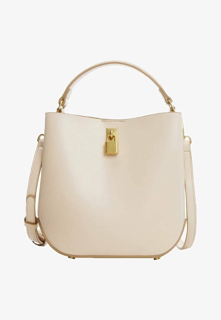 Borsa in pelle beige con chiusura a lucchetto dorato, manico superiore e tracolla regolabile su sfondo bianco.