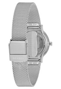 Zegarek z srebrną siateczkową bransoletą, ze stalową kopertą, cechujący się minimalistycznym okrągłym cyferblatem i zapięciem wygrawerowanym napisem "SKAGEN".