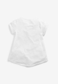 Chemise blanche à manches courtes pour tout-petit avec bordure en dentelle aux manches, vue de dos sur fond blanc.