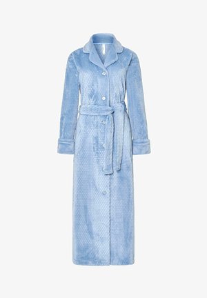 Bata de felpa azul larga con patrón texturizado, cuello, botones y cinturón de lazo. Presenta mangas con puño y dos bolsillos laterales.