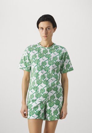 Grønn blomstermønster bomulls t-skjorte og shorts sett. Korte ermer, rund hals, med et mønster av grønne blader på hvit bakgrunn.