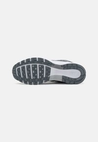 Nike-Sneaker-Sohle in Grau und Weiß, mit einem strukturierten Gummimuster mit quadratischen und rechteckigen Profildesigns für Traktion und Haltbarkeit.