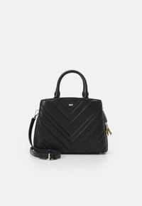 Musta nahkainen käsilaukku, jossa on kalanruotokuvioitu tikkaus, kaksin kappalein kahvoja ja irrotettava olkahihna. Varustettu kultaisen värisillä metalliosilla ja vetoketjulla.