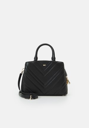 Černá kožená kabelka s prošívaným vzorem ve tvaru cibule, dvojitými uchy a odnímatelným ramenním popruhem. Ozdobena zlatými kovovými doplňky a zipovým uzávěrem.
