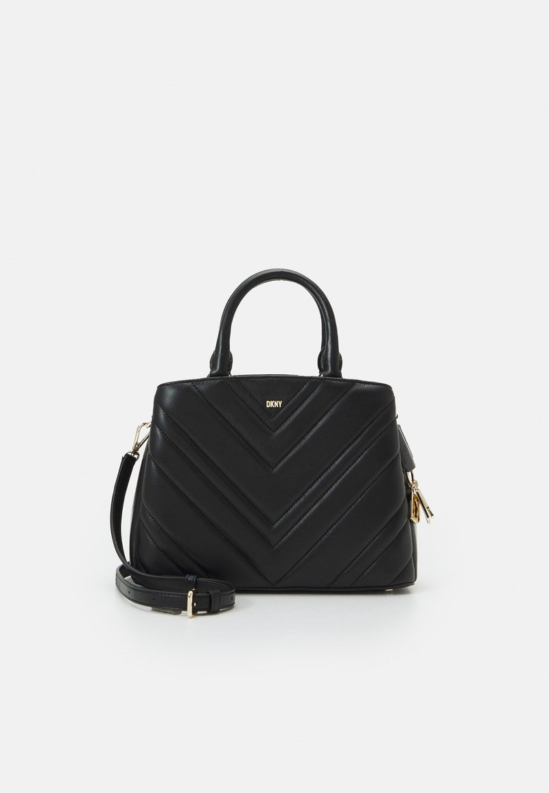 Musta nahkainen käsilaukku, jossa on kalanruotokuvioitu tikkaus, kaksin kappalein kahvoja ja irrotettava olkahihna. Varustettu kultaisen värisillä metalliosilla ja vetoketjulla.