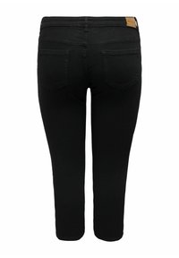 Jeans de mezclilla negra con un diseño ajustado, que cuentan con dos bolsillos traseros y una etiqueta de la marca en la cinturilla. Textura suave y ajuste de tiro medio.