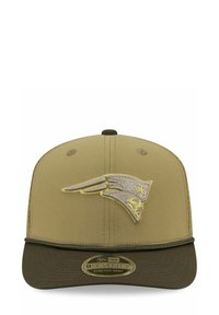 Khaki-Hut mit einem aufgestickten Logo auf der Vorderseite, einfarbigem Design, flachem Schirm und kontrastierenden dunkelgrünen Akzenten.