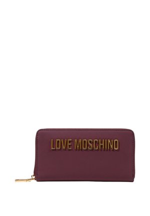 Portafoglio in similpelle bordeaux con logo "LOVE MOSCHINO" impresso in hardware dorato. Design rettangolare slim con chiusura a zip.