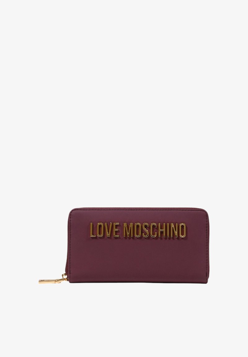 Portafoglio in similpelle bordeaux con logo "LOVE MOSCHINO" impresso in hardware dorato. Design rettangolare slim con chiusura a zip.