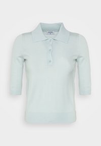 Svetle modré polo tričko s krátkým rukávem vyrobené z měkké pleteniny, s límečkem a čtyřmi knoflíky na přední straně.
