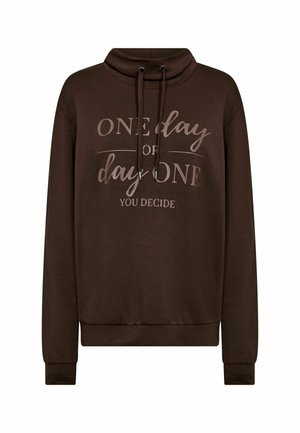Sweatshirt brun à col cheminée, avec des accents de cordon de serrage et un texte imprimé disant "Un jour ou jour un, C'EST À VOUS DE DÉCIDER." Texture de tissu douce.
