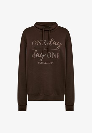 Pruun pullover-sviiter kapuutsiga, nööridega detailid ja trükitud tekstiga "Ühel päeval või päev üks, OTSUSTA MEELES."Pehme koe tekstuur.