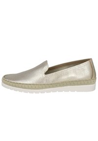 Zapato deslizante de color dorado metálico con una parte superior de cuero texturizado, una suela tejida de color claro y sin hardware o embellishments visibles.