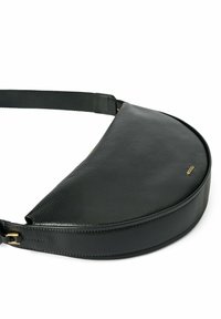 Borsa a tracolla a forma di mezzaluna in pelle nera testurizzata con tracolla regolabile e piccolo dettaglio del logo dorato sul lato anteriore.