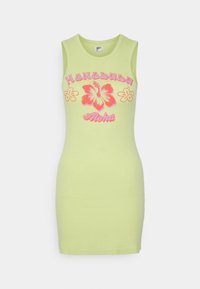 Vestido verde sem mangas com um design justo, apresentando um padrão de hibiscos e flores em rosa e laranja, com o texto "Honolulu Aloha" acima da ilustração.