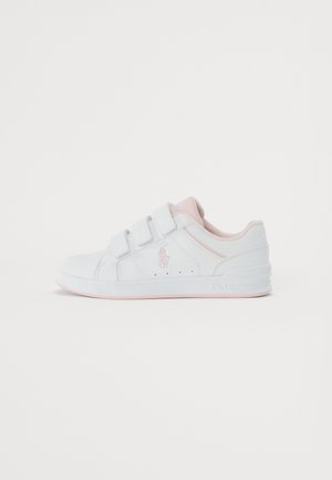 Zapatilla blanca con acentos rosas, hecha de un material sintético suave, con tres correas de gancho y bucle, y detalles de logo en relieve.