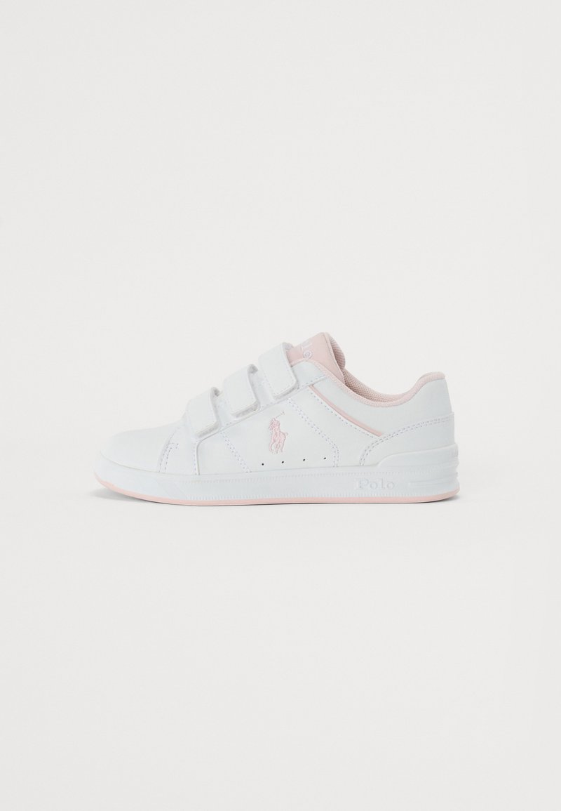 Fehér sneaker rózsaszín kiegészítőkkel, sima szintetikus anyagból, három tépőzáras pánttal és dombornyomott logó részletekkel.