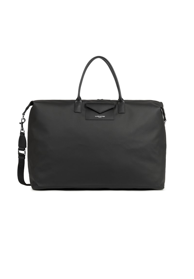 Borsa da viaggio in nylon nero con due manici superiori, tracolla regolabile e una tasca frontale con pattina. Presenta una texture sottile e un logo.