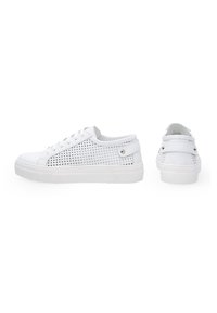 Białe sneakersy z perforowanymi bocznymi panelami, gładką skórą, okrągłym noskiem, płaską gumową podeszwą oraz regulowanym paskiem z tyłu dla lepszego dopasowania.