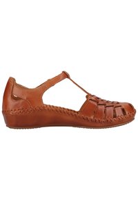 Sandale en cuir marron à bout fermé avec des brides tissées, fermeture à bride en T, semelle cousue et talon plat, vue de profil sur fond blanc.