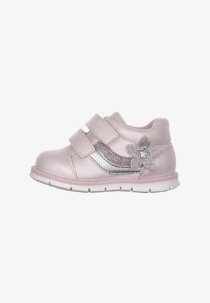 Sneakers per bambini in materiale sintetico rosa chiaro, con due fasce in velcro, dettagli argentati e una decorazione floreale glitterata sul lato.
