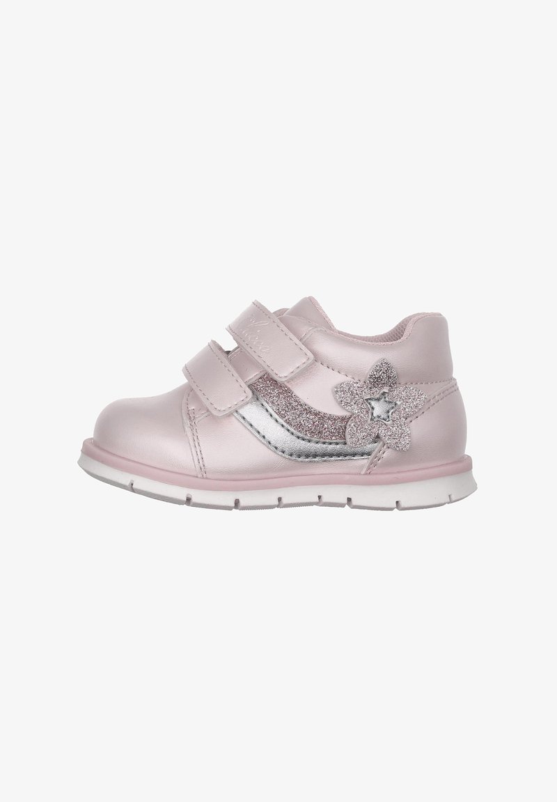 Kinder Sneakers aus leichtem rosa synthetischem Material, mit zwei Klettverschlussriemen, silbernen Akzenten und einem glitzernden Blütenmotiv an der Seite.