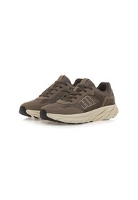 Zapatos deportivos marrones con un upper de malla texturizada, suela acolchada y una entre suela de color beige claro que contrasta. Presentan acentos con patrones y un diseño de cordones.