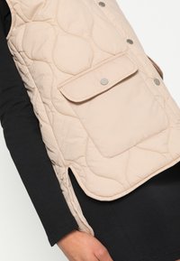 b.young BYCANNA - Veste sans manches - safari