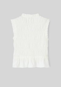 Haut sans manches blanc avec un col froncé haut et des détails de smocks texturés. Accents en volants aux épaules et à l'ourlet inférieur.