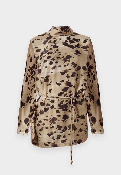 Blouse à manches longues en satin beige à motif léopard, dotée d'un col montant, d'une taille à cordon et d'une texture lisse et brillante.