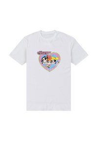 Camiseta blanca de algodón con un gráfico colorido de tres personajes en un diseño de corazón, con acentos en negro, rojo y amarillo.