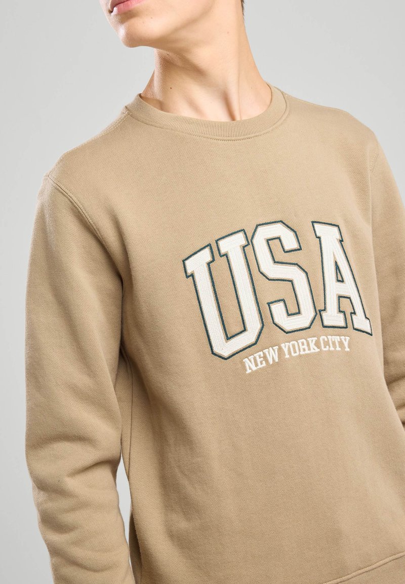 New York Grauer Pulli Mit GrÃ¼ner Schrift America Today STARK CREW
