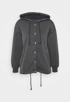 Veste à capuche gris foncé avec boutons-pression, poches avant, poignets côtelés et cordons ajustables à la capuche et à l'ourlet.