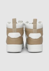 Sneaker alte color beige e bianco in materiale sintetico, con collo imbottito, zip sul retro e linguetta per una facile vestibilità. Suola in gomma bianca.