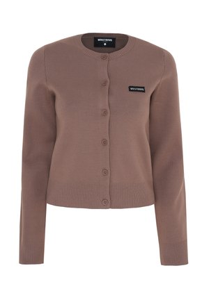 Brązowo-fioletowy kardigan na guziki z okrągłym dekoltem, prążkowanymi mankietami i dołem oraz małą czarną naszywką z logo WRSTBHVR na lewej piersi.