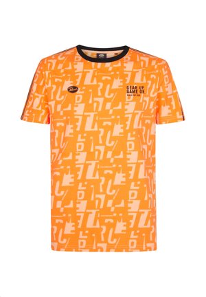 Oranges T-Shirt mit kurzen Ärmeln, geometrischem Textmuster, schwarzem Rundhalsausschnitt und Logo-Akzenten. Der Stoff wirkt glatt und leicht.