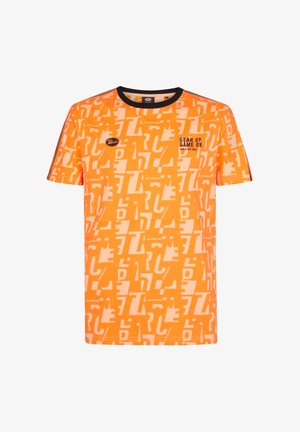 Pomarańczowy t-shirt z krótkim rękawem o geometrycznym wzorze tekstowym, czarnym okrągłym dekolcie i detalami z logo. Materiał wygląda na gładki i lekki.