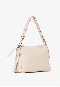 Beige leren handtas met verstelbare schouderband, gouden hardware, zachte textuur en een gestructureerde rechthoekige vorm die rechtop staat.